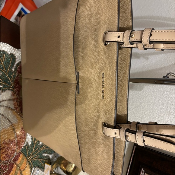 Michael Kors Soft Leather Sand colorTote.HandlesareExcellant LeatherVachetta.EUC - Picture 6 of 11
